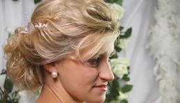 blonde Hochsteckfrisur zur Hochzeit