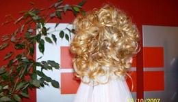 Blondes Frisurmodel mit Hochzeitsfrisur