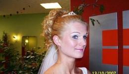Blondes Frisurmodel mit Hochzeitsfrisur
